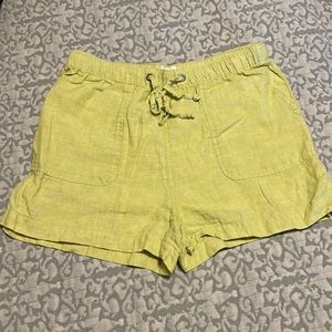 Linen shorts with pockets